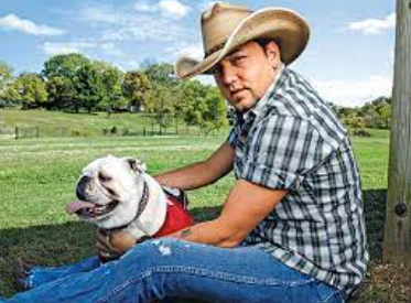 An image of Jason Aldean with his Dog