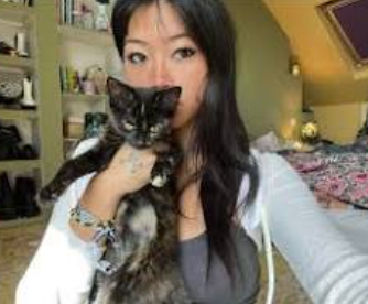 An image Beabadoobee with her Cat